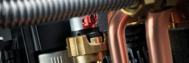 Detalle de una válvula desviadora en el circuito interior de una caldera Vaillant — reparacioncalderas.madrid