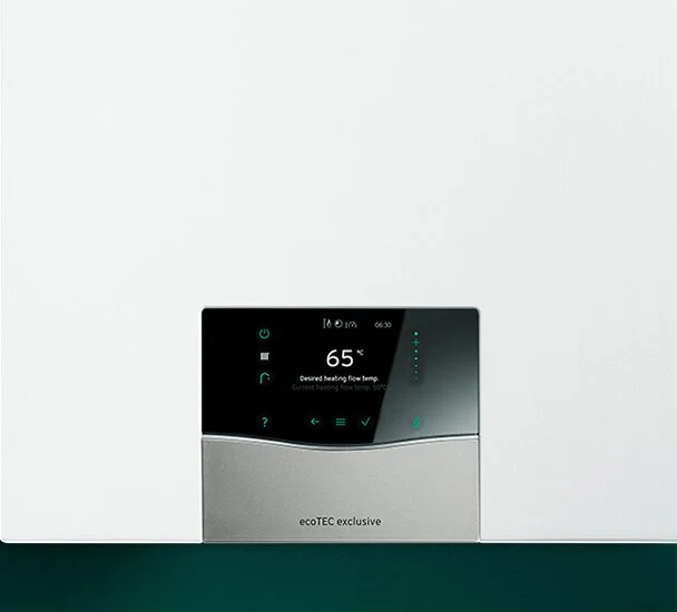 Detalle de la pantalla y mandos de una caldera Vaillant ecoTEC exclusive — reparacioncalderas.madrid