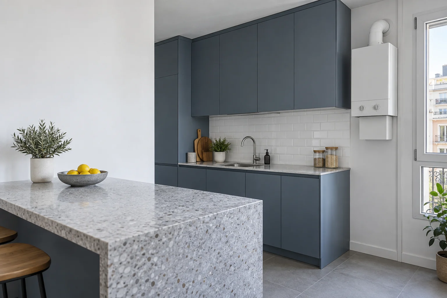 Visualización de una caldera mural de mandos sencillos en una cocina blanca y gris; no representa un modelo exacto — reparacioncalderas.madrid