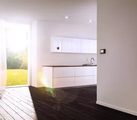 Cocina blanca del fabricante WOLF con caldera integrada en el mobiliario y control en la pared — reparacioncalderas.madrid