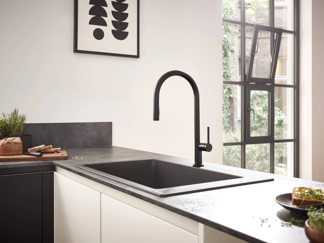 Grifo negro y fregadero de cocina, punto de consumo de agua de la vivienda — reparacioncalderas.madrid