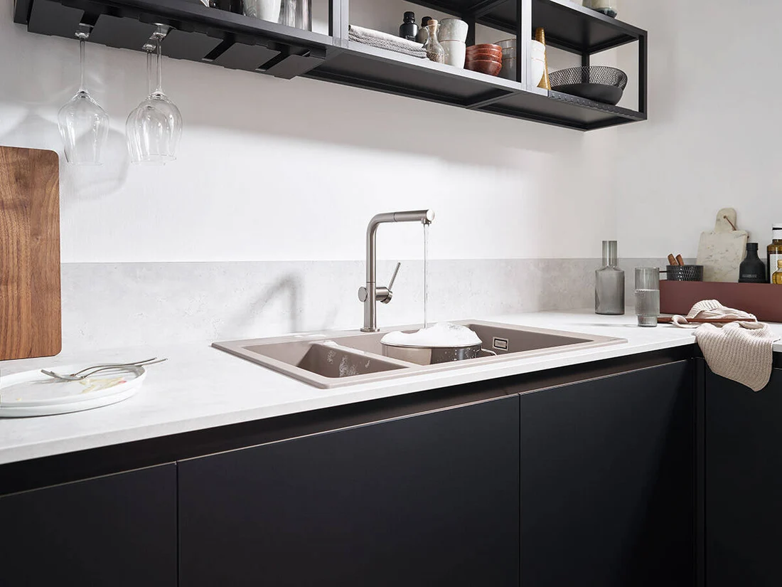 Fregadero doble con grifo en uso en una cocina contemporánea — reparacioncalderas.madrid