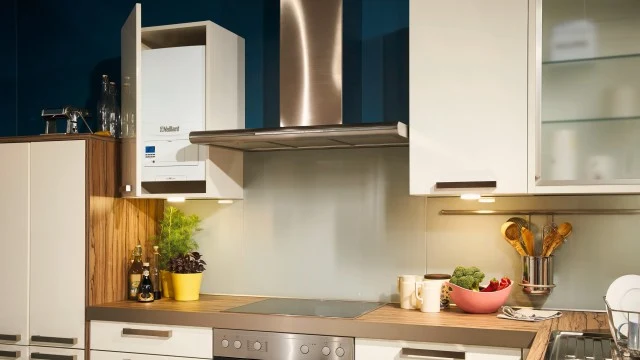 Caldera Vaillant instalada en una cocina sin personas — reparacioncalderas.madrid
