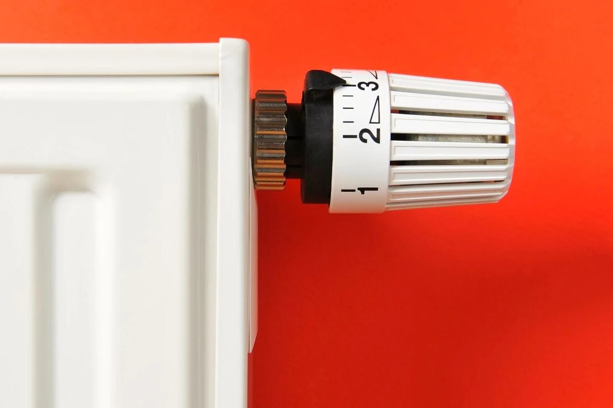 Unión de un radiador de panel con válvula termostática — reparacioncalderas.madrid