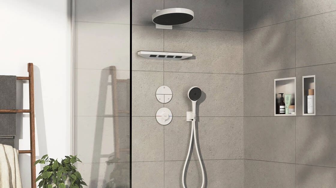 Ducha con regulación termostática y rociador de pared en un baño — reparacioncalderas.madrid
