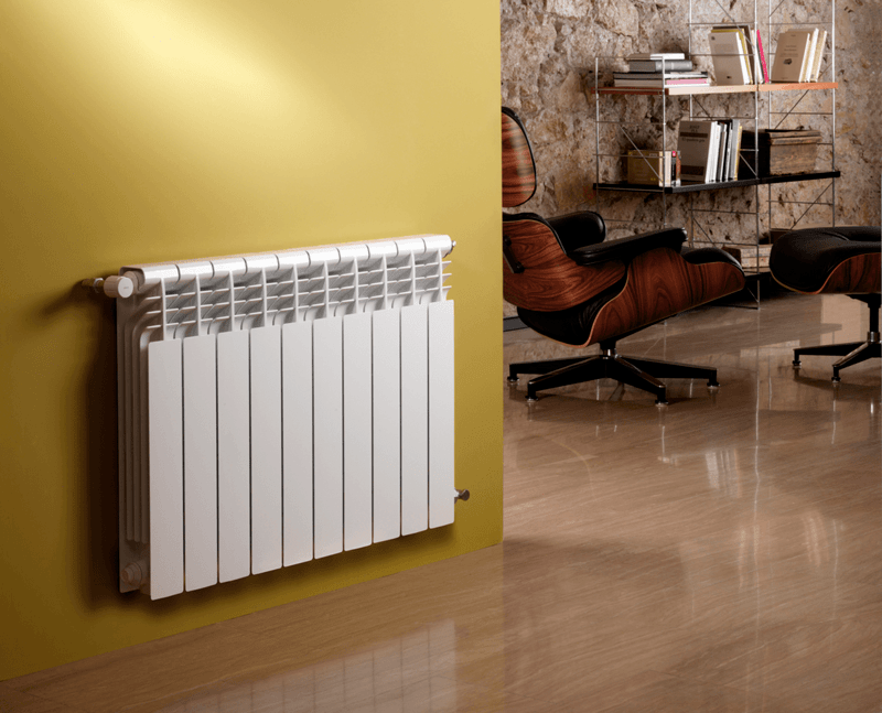 Radiador BAXI Dubal junto a un espacio de lectura sin personas