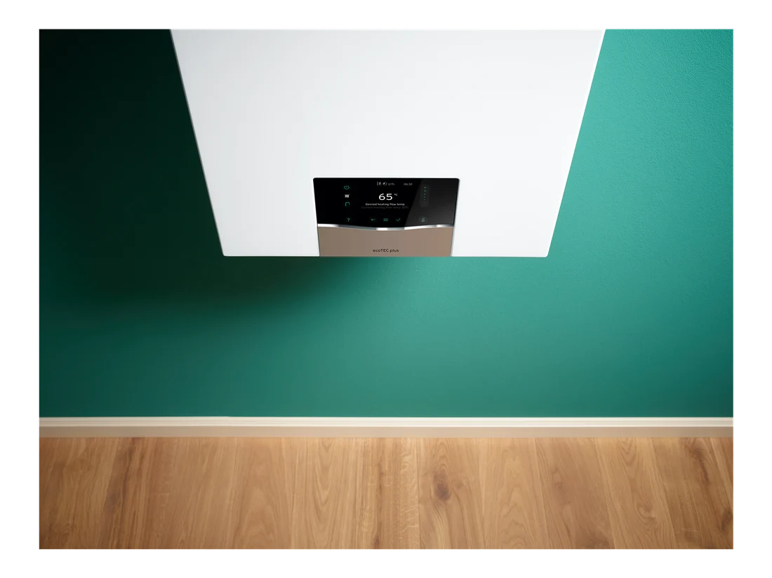 Detalle del panel y la zona inferior de una caldera Vaillant ecoTEC plus — reparacioncalderas.madrid