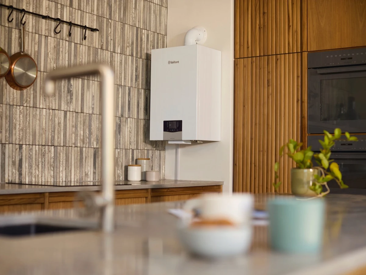 Caldera Vaillant instalada en una cocina, con el frontal accesible para consultar su pantalla
