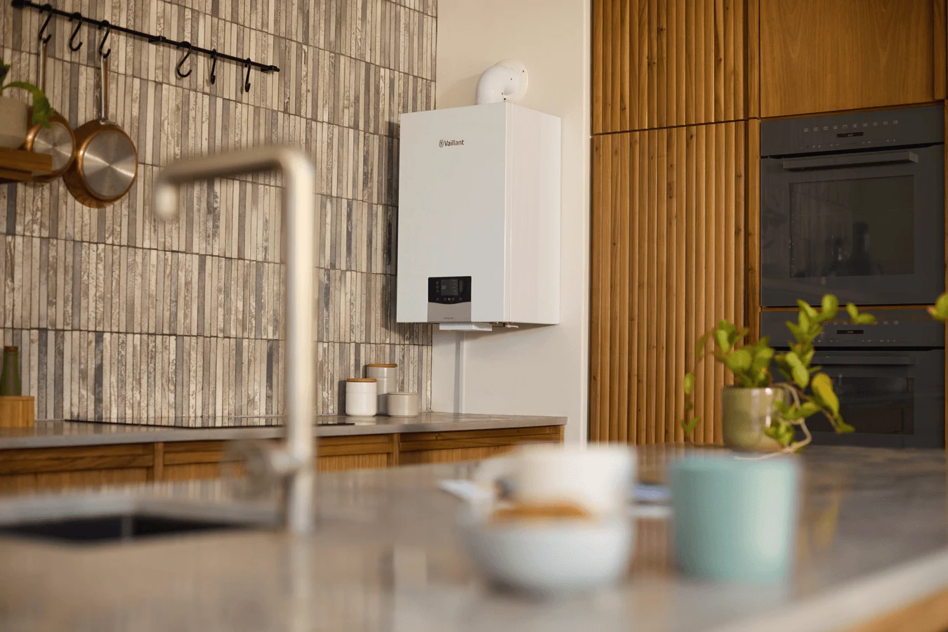 ecoTEC plus de la gama actual presentada por Vaillant en una cocina; imagen del fabricante — reparacioncalderas.madrid