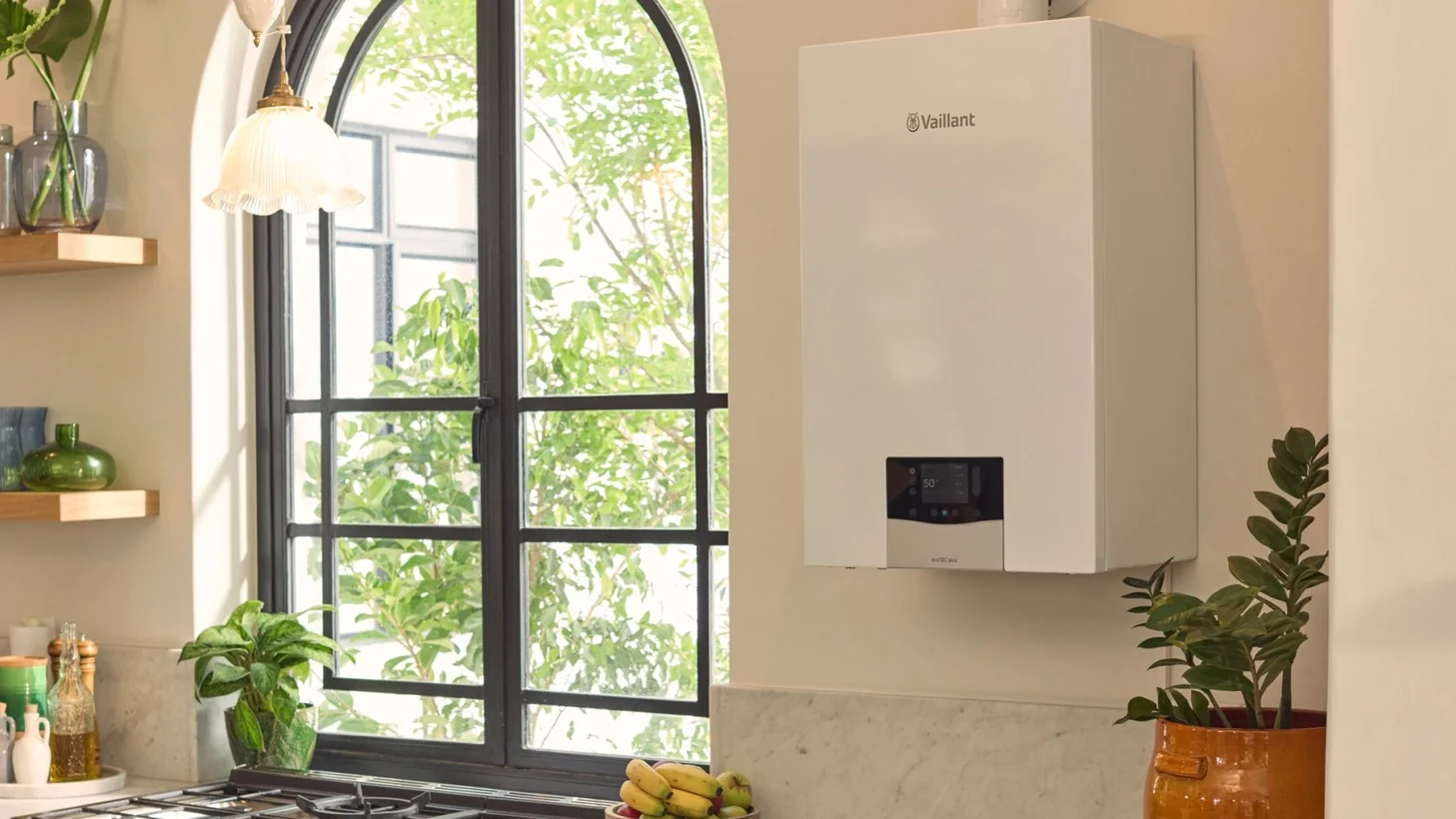 Caldera Vaillant ecoTEC plus instalada junto a la ventana de una cocina